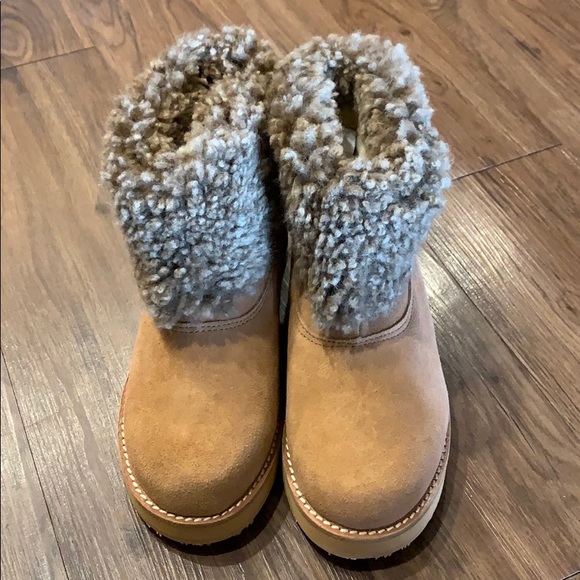 Yellow Earth Tan Ugg Boots 